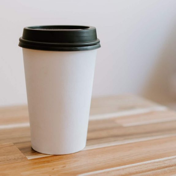 Coffe-to-go-Becher aus recycelten Rohstoffen